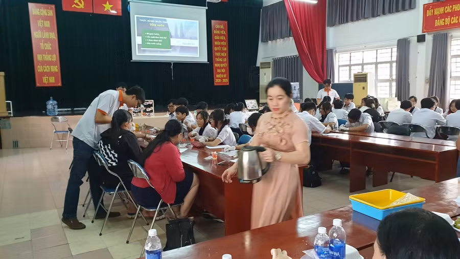 Cô Lê Thị Tuyền chuẩn bị dụng cụ và hoá chất cho học sinh trải nghiệm thực hành trong chuyên đề