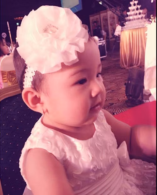 Vẻ thơ ngây đáng yêu của con gái Jennifer Phạm 11