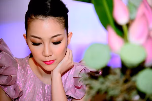 Bộ váy Linh Nga diện có phần cúp ngực khá rộng so với vòng ngực nhỏ của cô, lại không có dây quai khiến nó trở nên “nguy hiểm” đến chủ nhân. Sau tai nạn trên sàn diễn, Linh Nga khóc khá nhiều. Bộ váy Linh Nga diện có phần cúp ngực khá rộng so với vòng ngực nhỏ của cô, lại không có dây quai khiến nó trở nên “nguy hiểm” đến chủ nhân. Sau tai nạn trên sàn diễn, Linh Nga khóc khá nhiều.