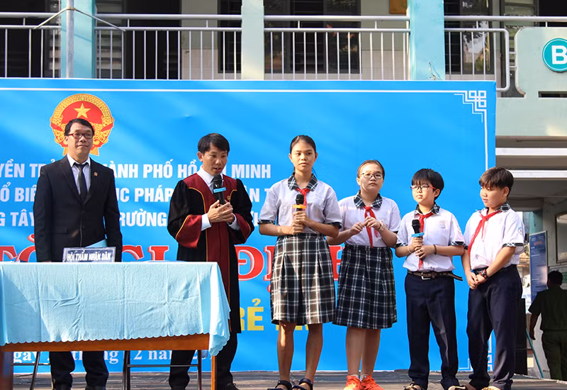 Học sinh đặt một số câu hỏi sau khi phiên tòa kết thúc