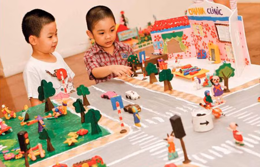 Môi trường học tập càng đa dạng, trẻ sẽ tự học thêm nhiều điều hay. Ảnh: IT