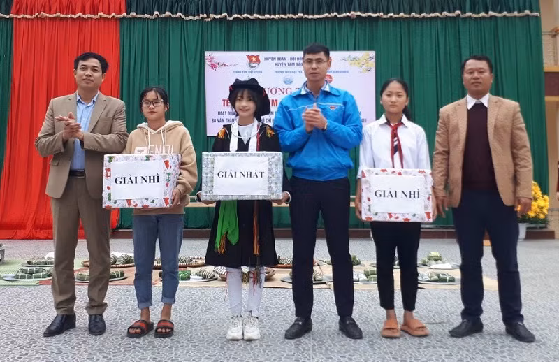 Học sinh khá giỏi, học sinh nghèo được nhà trường và hội khuyến học khen thưởng, động viên.