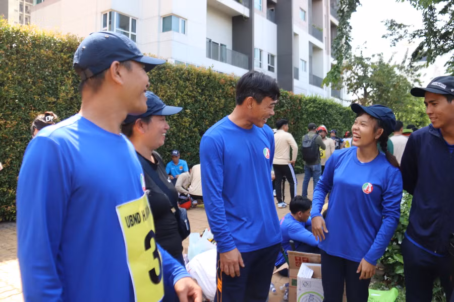 Là giáo viên của Trường Tiểu học Nhị Xuân (huyện Hóc Môn), với tinh thần nhiệt huyết của tuổi trẻ và mong muốn học hỏi thêm nhiều kỹ năng để có thể áp dụng an toàn PCCC tại cơ sở đang làm việc, chị Bùi Thị Thanh Tuyền (sinh năm 1999, ngụ Hóc Môn) đã quyết định tham gia hội thi nghiệp vụ chữa cháy và cứu nạn cứu hộ “Tổ liên gia an toàn phòng cháy, chữa cháy” năm 2024.
