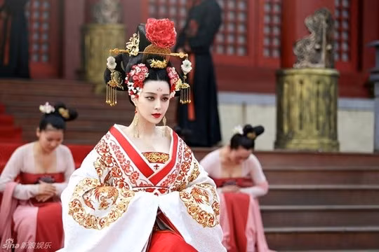 Băng Băng vai Võ Tắc Thiên trong phim Võ Mỵ Nương truyền kỳ