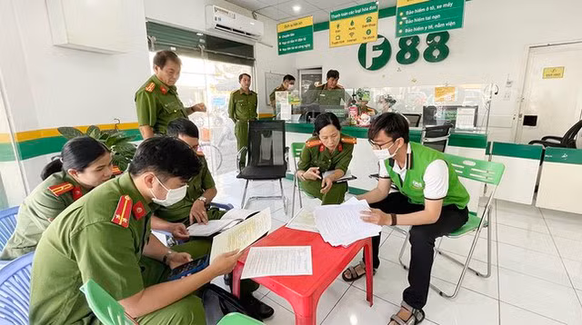 Lực lượng chức năng kiểm tra cơ sở kinh doanh của Công ty F88 (ảnh: Tiến Tầm)