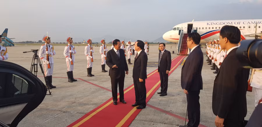 Bộ trưởng Phùng Xuân Nhạ tại Lễ đón Thủ tướng Samdech Techo Hun Sen tại Sân bay Nội Bài