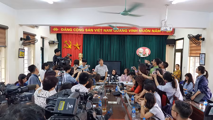 Rất đông phóng viên dự họp báo sáng nay tại Trường tiểu học Quang Trung