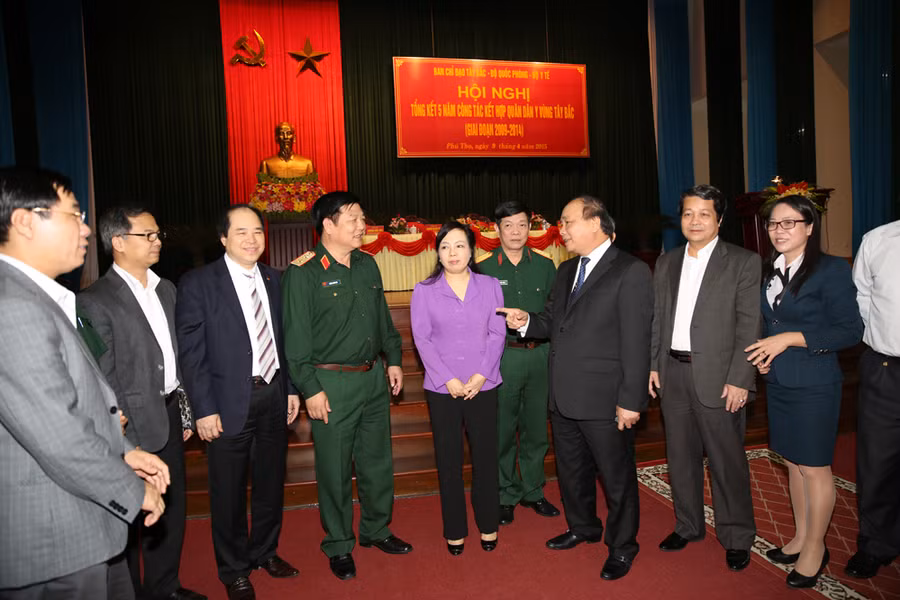Phó Thủ tướng Nguyễn Xuân Phúc trao đổi với các đại biểu. Ảnh: VGP