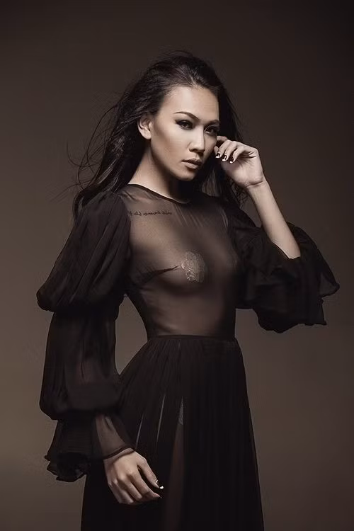 Diệu Huyền vô duyên để lộ miếng dán ngực trong bộ ảnh mới - ảnh 2 Hình ảnh: Diệu Huyền vô duyên để lộ miếng dán ngực trong bộ ảnh mới số 2