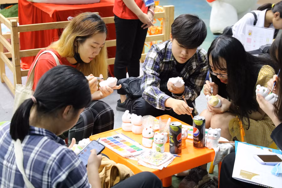 Các bạn trẻ đang trải nghiệm văn hóa đất nước Nhật Bản.