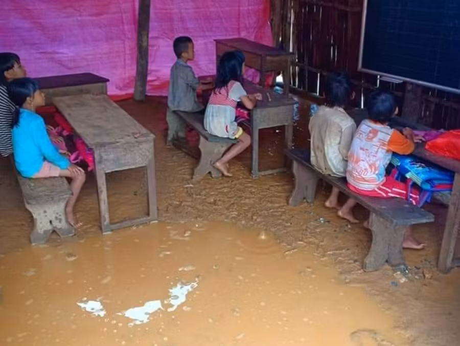 Lớp học tạm ở điểm bản Pá Sập, xã Nậm Pì, huyện Nậm Nhùn (Lai Châu) trước khi sửa chữa