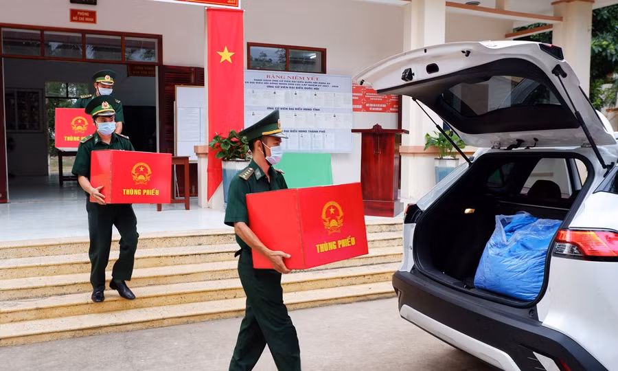 Vận chuyển thùng phiếu đến điểm bỏ phiếu.