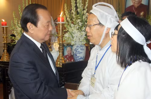 Ông Lê Thanh Hải - Ủy viên Bộ Chính trị, Bí thư Thành Ủy Thành Phố Hồ Chí Minh - đến chia buồn với gia đình Giáo sư Trần Quang Hải tối 27/6.
