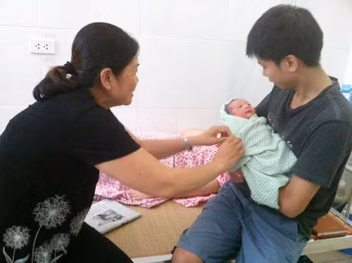 Ngọt ngào những câu chuyện chồng chăm vợ đẻ tại BV phụ sản - 4