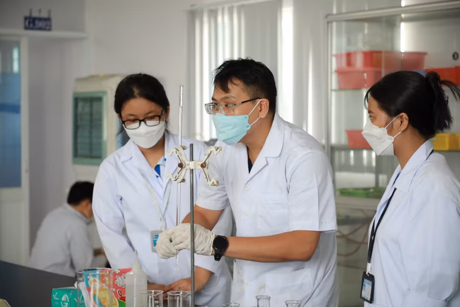 Giờ thực hành của Trường ĐH Công nghiệp Thực phẩm TPHCM. Ảnh: Anh Tú