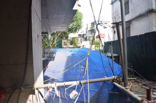 Che chắn đề phòng vật liệu phá dỡ rơi xuống 