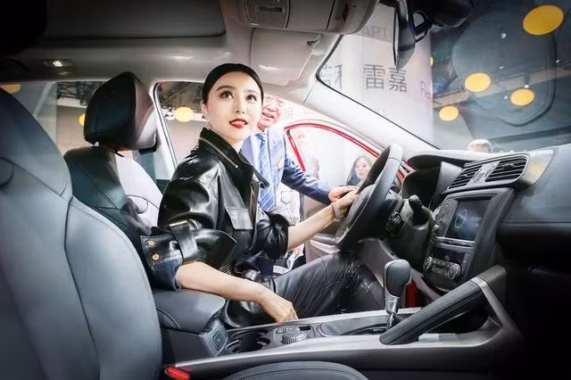 Chia sẻ tại sự kiện, Phạm Băng Băng cho biết cô đã nghĩ tới việc kết hôn cùng bạn trai Lý Thần nhưng vẫn chưa có kế hoạch cụ thể cho việc này. Phạm Băng Băng và dáng đứng selfie kỳ cục