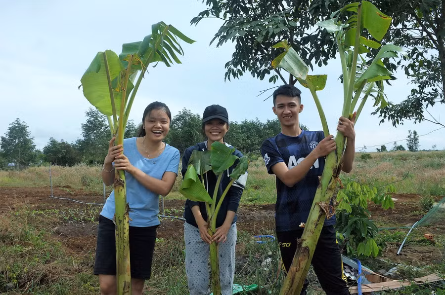 Lê Quang Vinh và các bạn ở làng Hama Lê Quang Vinh và các bạn ở làng Hama