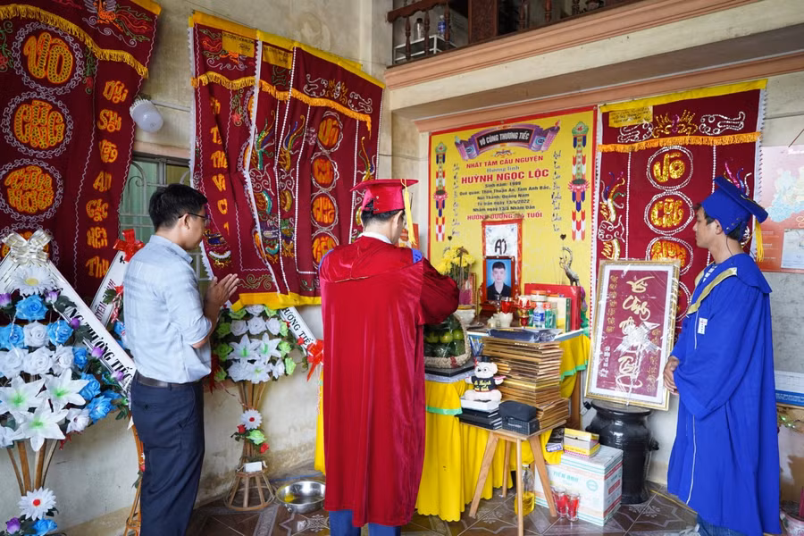 PGS.TS Nguyễn Hồng Hải – Phó Hiệu trưởng Nhà trường thắp nén nhang tiễn biệt em Huỳnh Ngọc Lộc