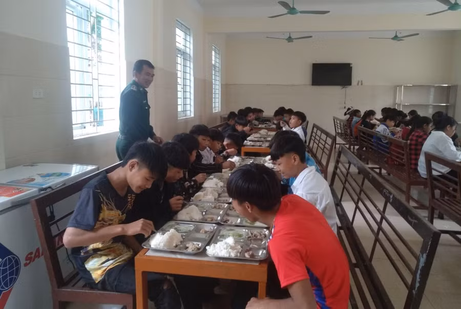 Bộ đội Biên phòng Đồn Biên phòng Môn Sơn chăm sóc bữa ăn cho học sinh. Ảnh: NVCC Bộ đội Biên phòng Đồn Biên phòng Môn Sơn chăm sóc bữa ăn cho học sinh. Ảnh: NVCC