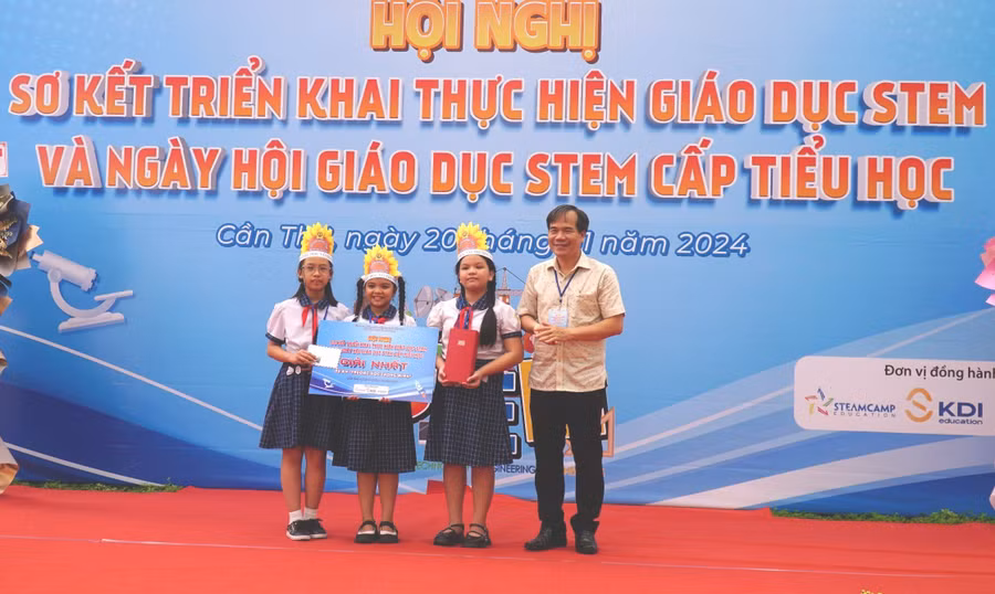 Trao giải nhất Dự án Trường học thông minh cho đội đoạt giải.