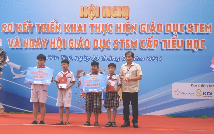 Ông Nguyễn Phúc Tăng - Phó Giám đốc Sở GD&amp;ĐT trao giải nhất Hội thi Đấu trường Robot cho các em HS đoạt giải.