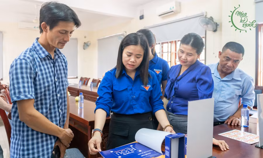 Tuổi trẻ Trường ĐH Kinh tế, ĐH Đà Nẵng cùng người dân huyện Hòa Vang tạo dựng thương hiệu OCOP. Ảnh: NTCC Tuổi trẻ Trường ĐH Kinh tế, ĐH Đà Nẵng cùng người dân huyện Hòa Vang tạo dựng thương hiệu OCOP. Ảnh: NTCC