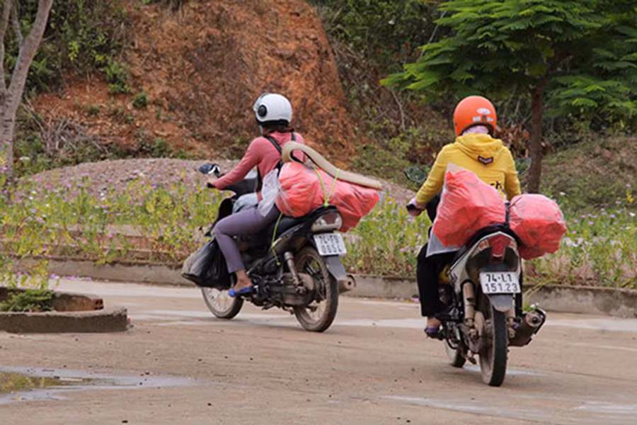 Hành trang của GV miền núi Quảng Trị trở lại trường sau thời gian nghỉ hè Hành trang của GV miền núi Quảng Trị trở lại trường sau thời gian nghỉ hè