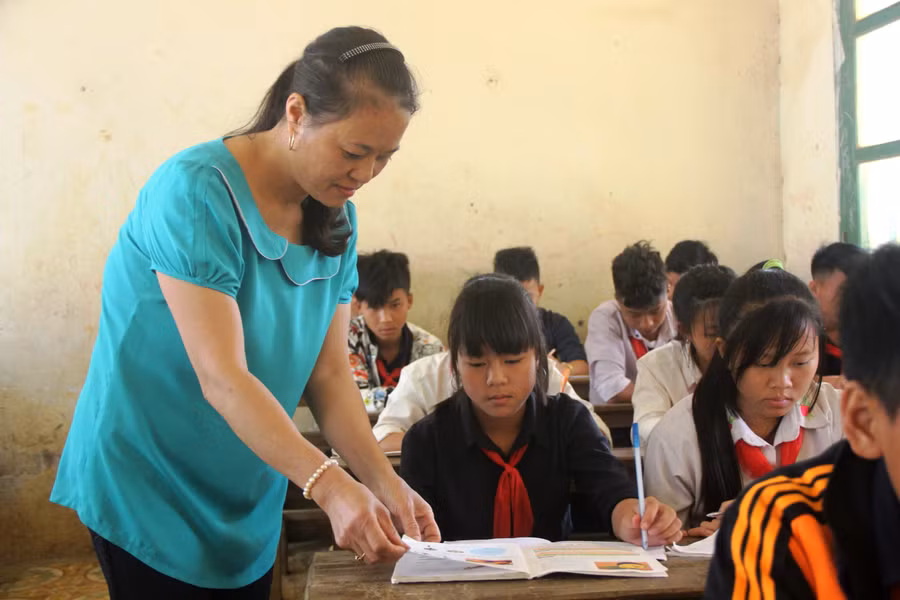 Cô Mai Thị Lâm, Trường PTDT BT THCS Trung Lý (Mường Lát, Thanh Hóa) vẫn chờ ngày được về xuôi Cô Mai Thị Lâm, Trường PTDT BT THCS Trung Lý (Mường Lát, Thanh Hóa) vẫn chờ ngày được về xuôi