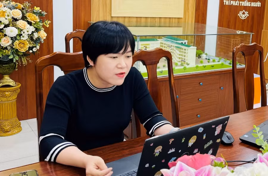 Cô Nguyễn Bích Thuỷ - Trường THCS Ba Đình (quận Ba Đình) dạy tiếng Anh cho học sinh vùng cao Yên Bái. Ảnh: Lan Anh