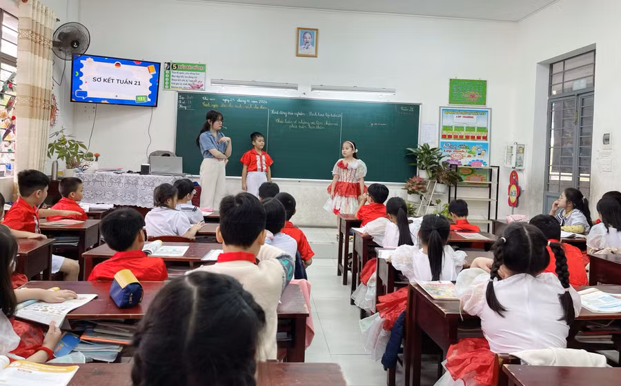 Giáo sinh thực tập tại Trường Tiểu học Lê Đình Chinh trong một giờ dạy hoạt động trải nghiệm. Ảnh: NTCC Giáo sinh thực tập tại Trường Tiểu học Lê Đình Chinh trong một giờ dạy hoạt động trải nghiệm. Ảnh: NTCC