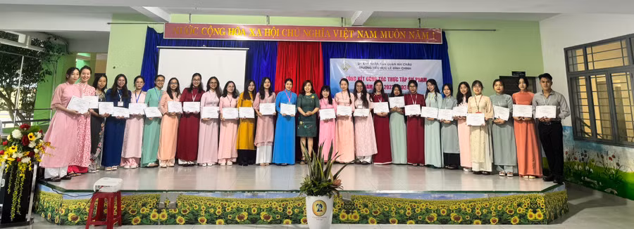 Trường Tiểu học Lê Đình Chinh trao giấy chứng nhận tốt nghiệp cho sinh viên thực tập năm học 2023 - 2024. Ảnh: NTCC Trường Tiểu học Lê Đình Chinh trao giấy chứng nhận tốt nghiệp cho sinh viên thực tập năm học 2023 - 2024. Ảnh: NTCC