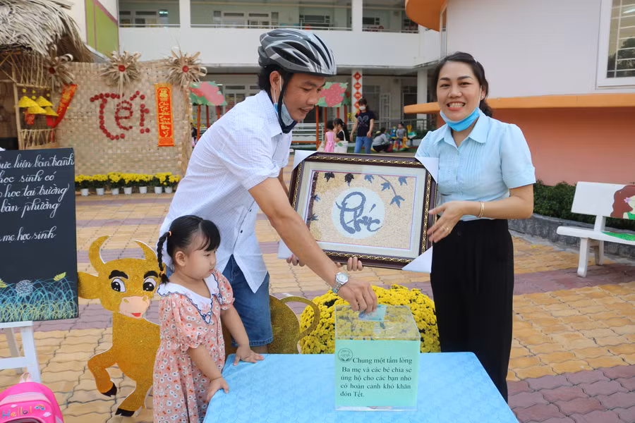 Phụ huynh Trường Mầm non Phú Mỹ mua tranh ủng hộ quỹ để giúp đỡ học sinh hoàn cảnh khó khăn và người vô gia cư. Ảnh: Bảo Phạm