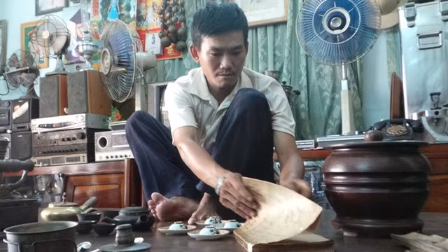 Ngoài sửa sọt anh Hiệp còn đi làm thêm để có tiền lo cho gia đình và thỏa niềm đam mê sưu tầm, chơi đồ cổ
