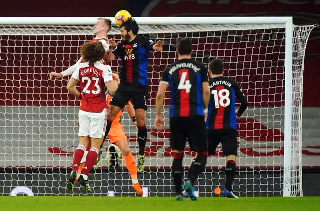 Palace là đội tạo nhiều cơ hội nguy hiểm trong 90 phút. Phút 38, trung vệ James Tomkins chọn điểm rơi chuẩn xác sau cú tạt để đánh đầu. Thủ môn Bernd Leno đã bất lực, nhưng Arsenal gặp may vì bóng dội xà.
