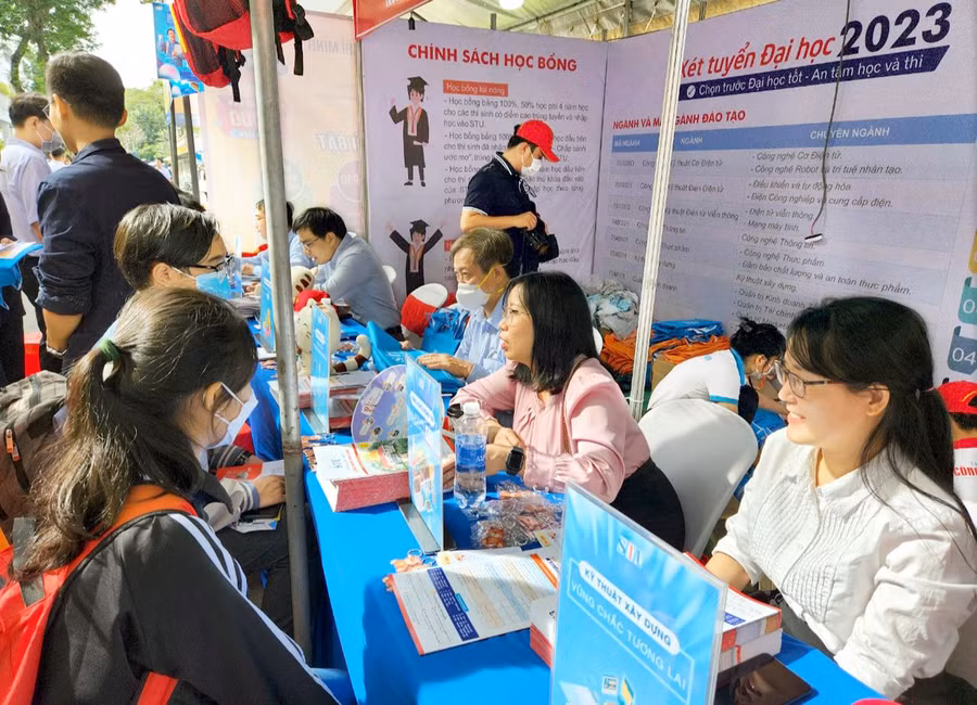 Thí sinh tìm hiểu thông tin tuyển sinh các trường đại học năm 2023 tại TPHCM. Ảnh: INT