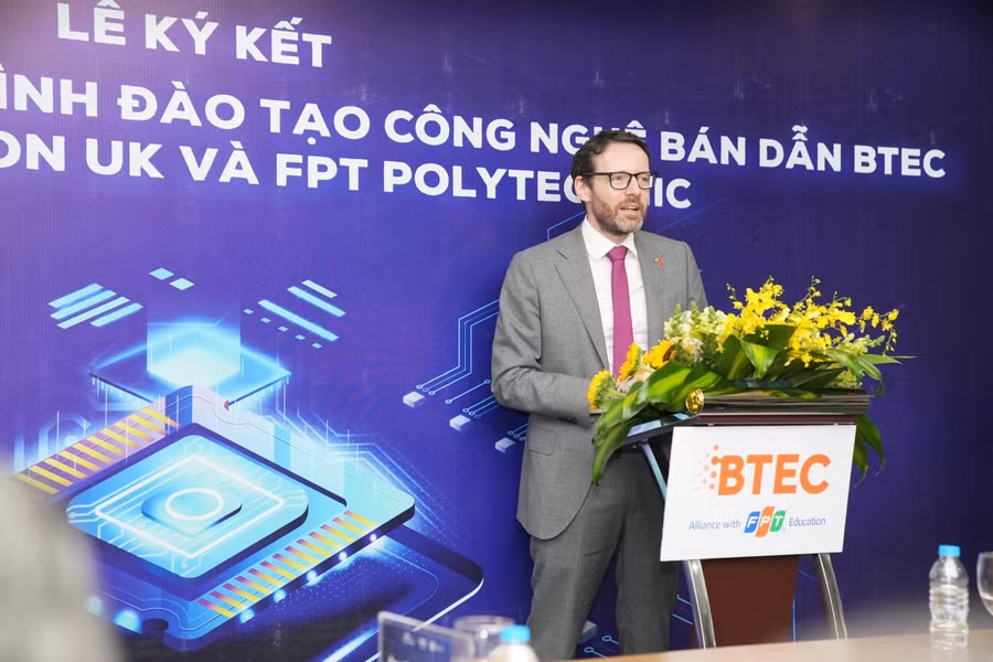 Ông Iain Frew, Đại sứ Anh tại Việt Nam tin tưởng việc hợp tác này là cột mốc quan trọng trong quan hệ đối tác giáo dục giữa 2 nước. Ông Iain Frew, Đại sứ Anh tại Việt Nam tin tưởng việc hợp tác này là cột mốc quan trọng trong quan hệ đối tác giáo dục giữa 2 nước.