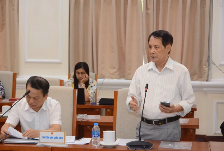 Nhiều ý kiến đánh giá cao dự thảo báo cáo của Bộ GD&amp;ĐT; nhận định dự thảo được xây dựng nghiêm túc, công phu, trách nhiệm. Ảnh: TSKH Phạm Đỗ Nhật Tiến đóng góp ý kiến tại hội thảo.