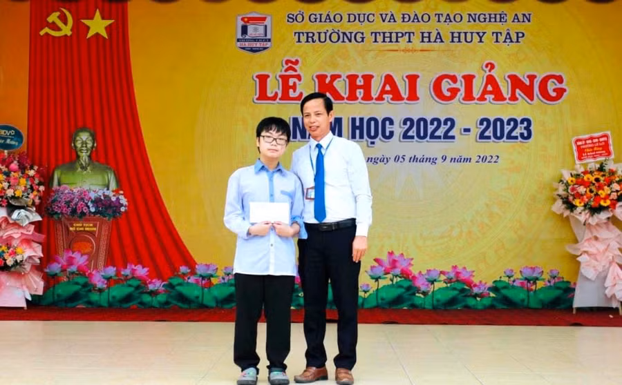 Thầy Cao Thanh Bảo – Hiệu trưởng Trường THPT Hà Huy Tập khen thưởng Nhật Minh vượt nghịch cảnh đạt kết quả tốt trong học tập.