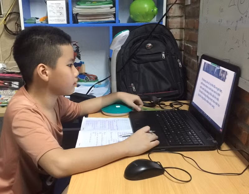 HS lớp 3/2 Trường Tiểu học Ông Ích Khiêm học trực tuyến, ôn tập lại kiến thức của chương trình lớp 3. 