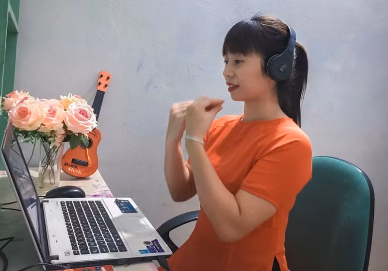 Cô Nguyễn Thị Vân dạy trực tuyến cho học sinh Trường Mầm non Newsun (Hà Nội).