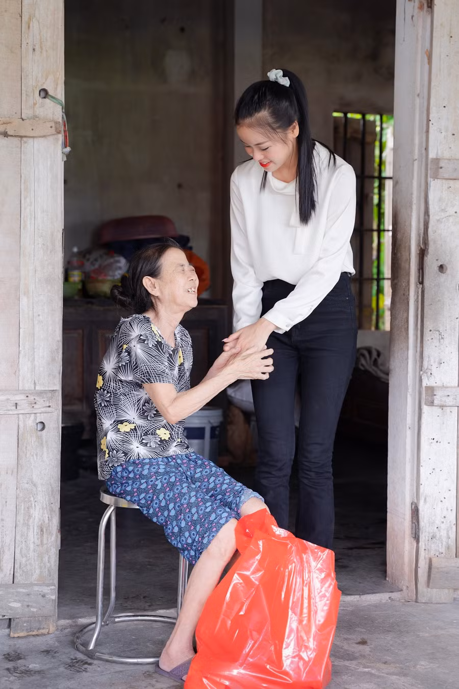 Á hậu Đào Thị Hiền đã đến thăm hỏi và trao tặng các phần quà gia đình bà Nguyễn Thị Thịnh.