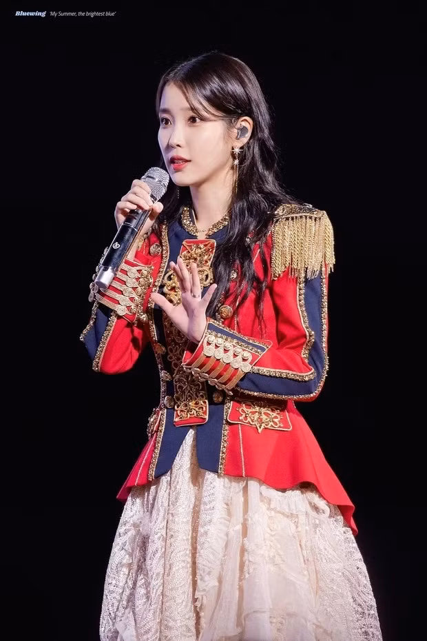 IU hội tụ đủ những “tố chất” mà công chúng Hàn mong đợi ở một ca sĩ. IU hội tụ đủ những “tố chất” mà công chúng Hàn mong đợi ở một ca sĩ.