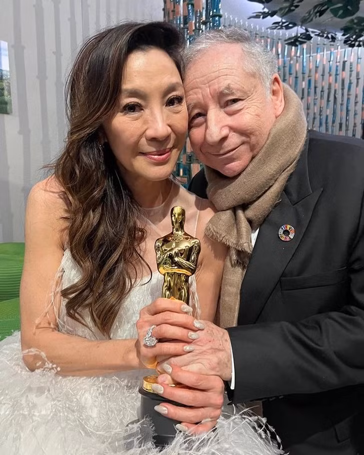 Jean Todt luôn ủng hộ Dương Tử Quỳnh trong sự nghiệp diễn xuất. Jean Todt luôn ủng hộ Dương Tử Quỳnh trong sự nghiệp diễn xuất.
