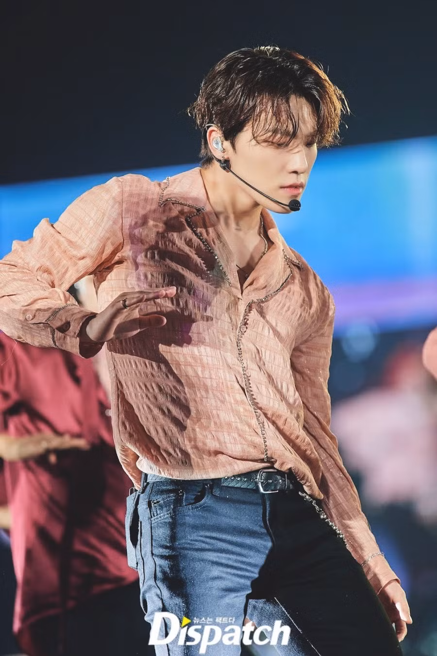 Dino (SEVENTEEN): Cùng với việc là maknae của SEVENTEEN, Dino còn là vũ công chính, rapper phụ và giọng ca phụ của nhóm.