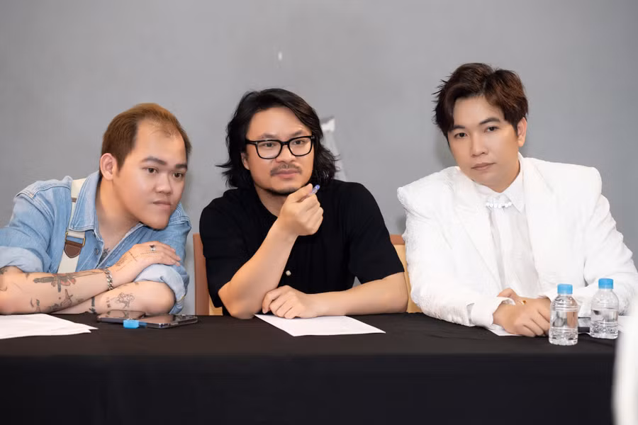 Đạo diễn Hoàng Nhật Nam cùng các nhà thiết kế ráo riết chuẩn bị cho đêm diễn Vietnam Beauty Fashion Fest 5. Đạo diễn Hoàng Nhật Nam cùng các nhà thiết kế ráo riết chuẩn bị cho đêm diễn Vietnam Beauty Fashion Fest 5.