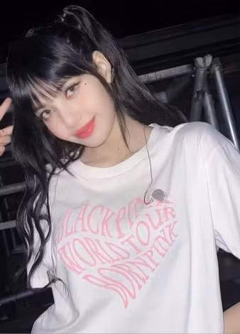 Lisa được biết tới là thành viên nổi tiếng nhất trong BLACKPINK. Lisa được biết tới là thành viên nổi tiếng nhất trong BLACKPINK.