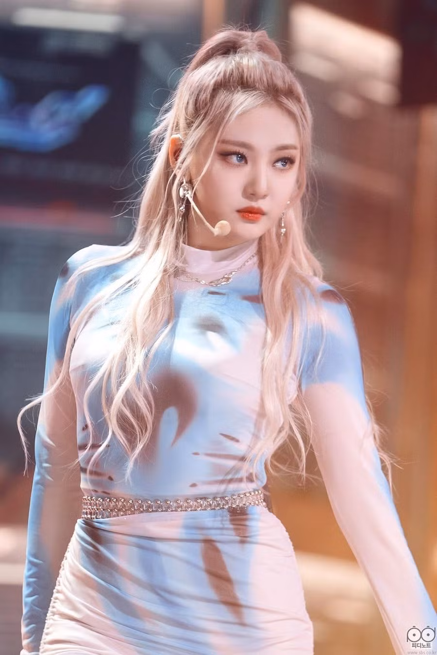 NingNing (aespa): Cùng với việc là maknae của aespa, NingNing cũng là giọng ca chính của nhóm.