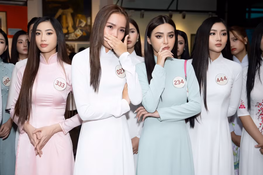 Thí sinh Hoa hậu Hòa bình Việt Nam 2023 bật khóc xúc động khi đến Bảo tàng Chứng tích chiến tranh. Thí sinh Hoa hậu Hòa bình Việt Nam 2023 bật khóc xúc động khi đến Bảo tàng Chứng tích chiến tranh.