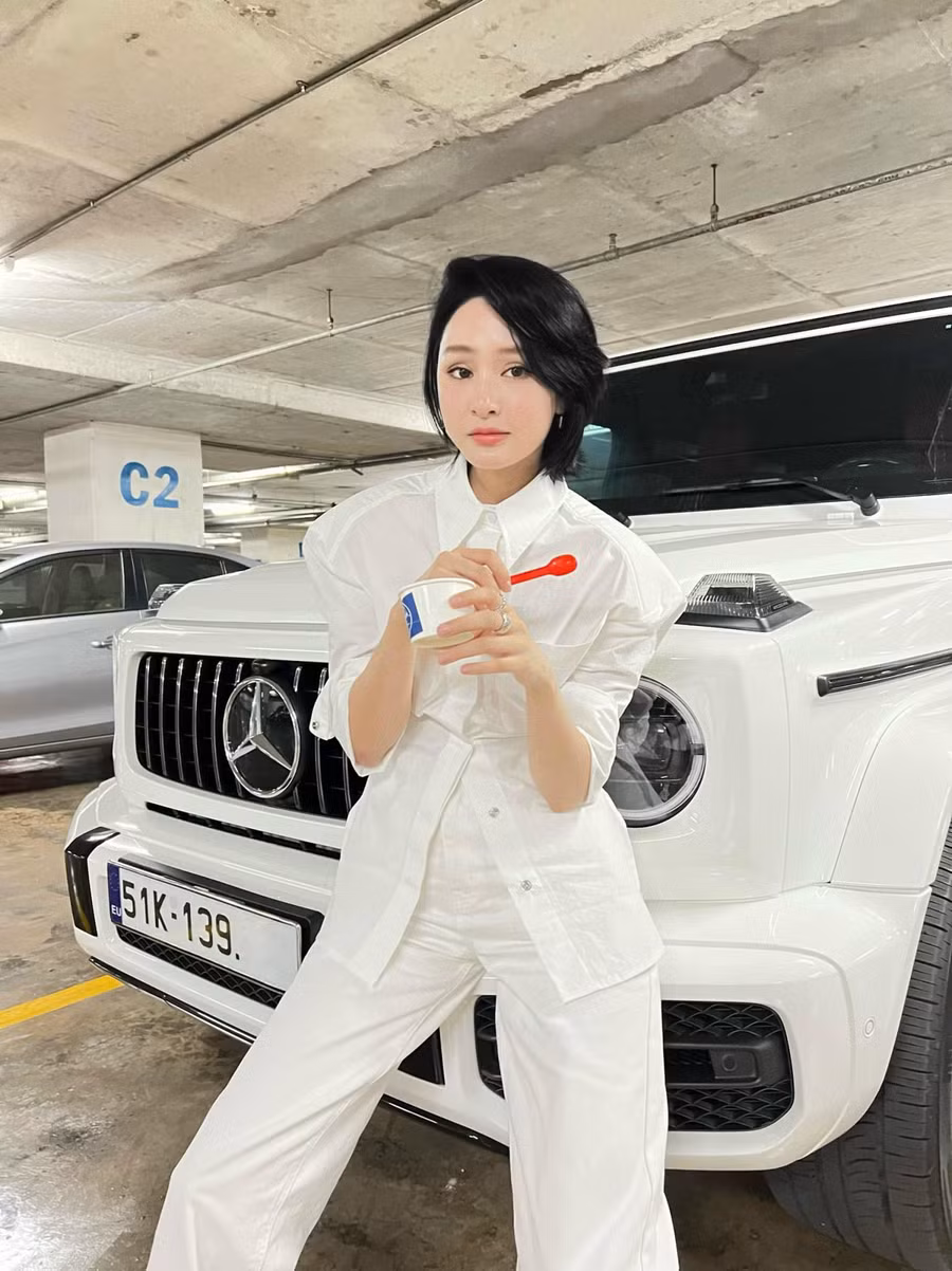 Ca sĩ Hiền Hồ tậu chiếc xe Mercedes G63 cuối năm 2021.